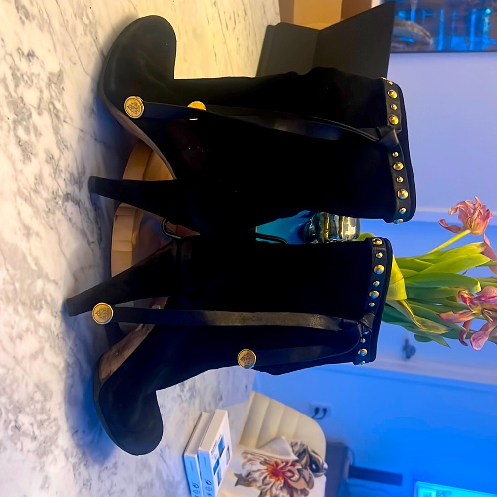 Gucci boots. Black and gold